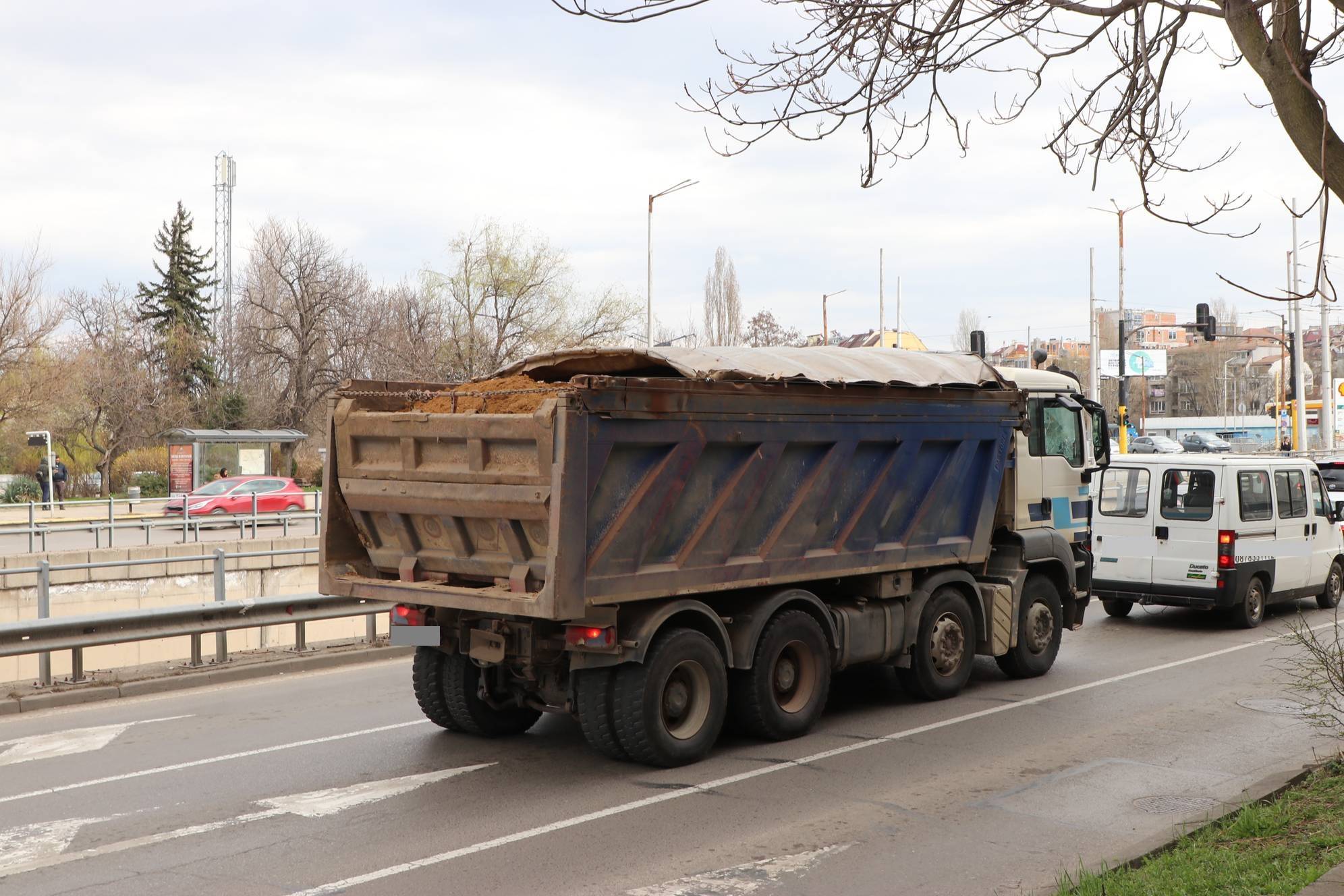  Товарен камион 